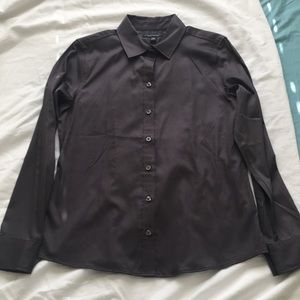 Women’s fitted button up shirt